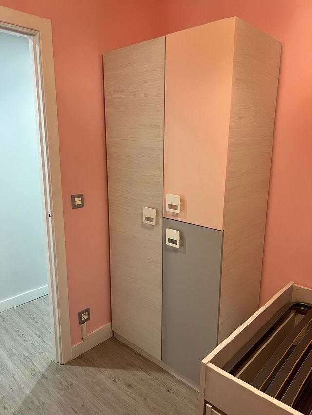 Dormitorio infantil con escritorio y balda