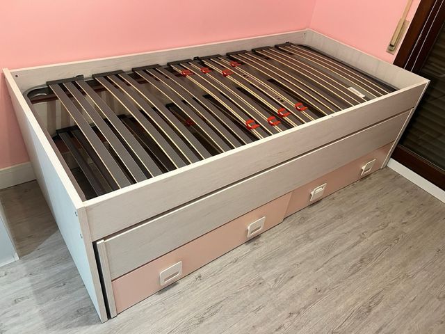 Dormitorio infantil con escritorio y balda