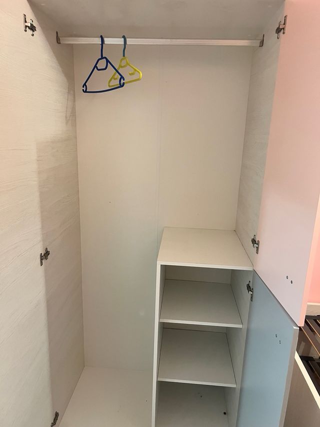 Dormitorio infantil con escritorio y balda