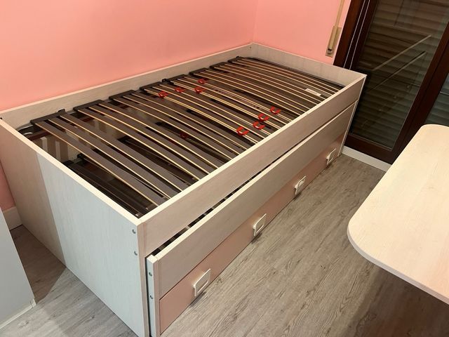 Dormitorio infantil con escritorio y balda