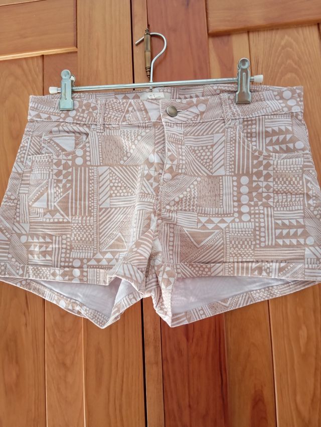 Shorts estampados beige y blanco