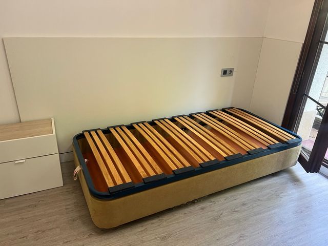 Cama abatible con estructura de madera