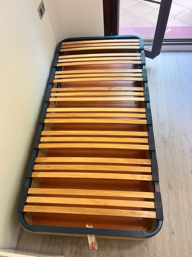 Cama abatible con estructura de madera