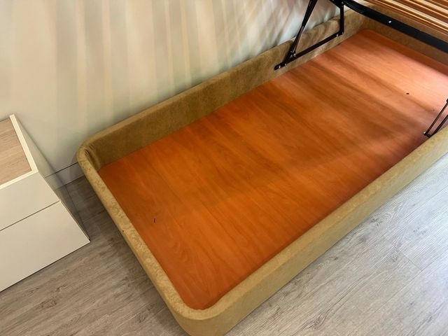 Cama abatible con estructura de madera