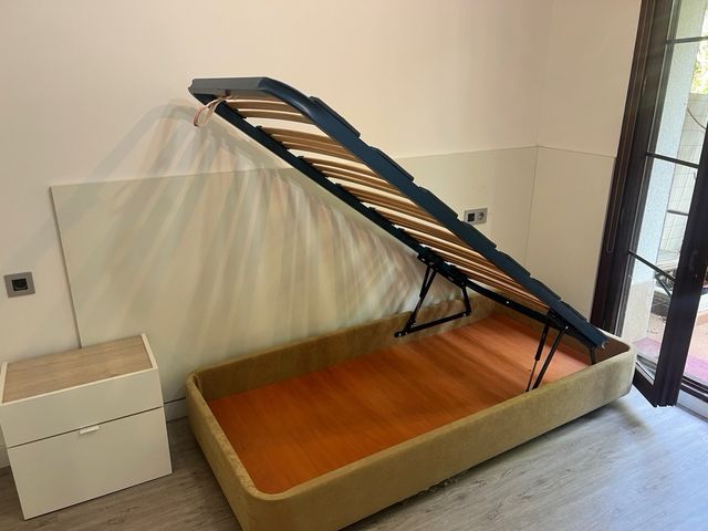 Cama abatible con estructura de madera