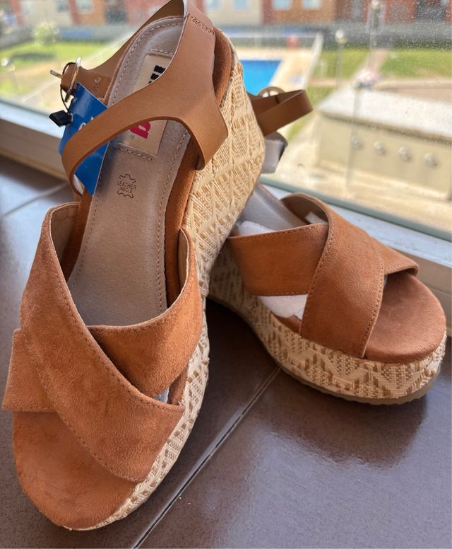 Sandalias cuña Mustang marrón nuevas