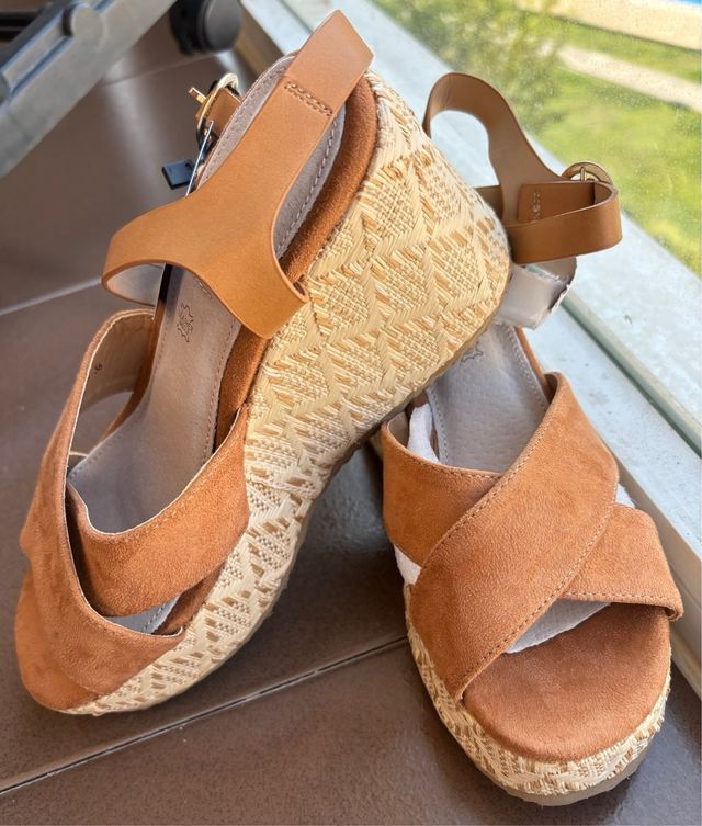 Sandalias cuña Mustang marrón nuevas