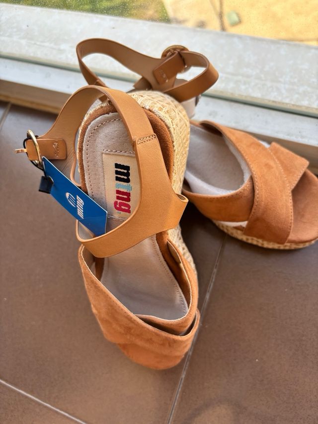 Sandalias cuña Mustang marrón nuevas