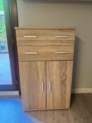 Mueble de madera marrón