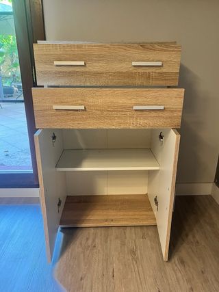 Mueble de madera marrón