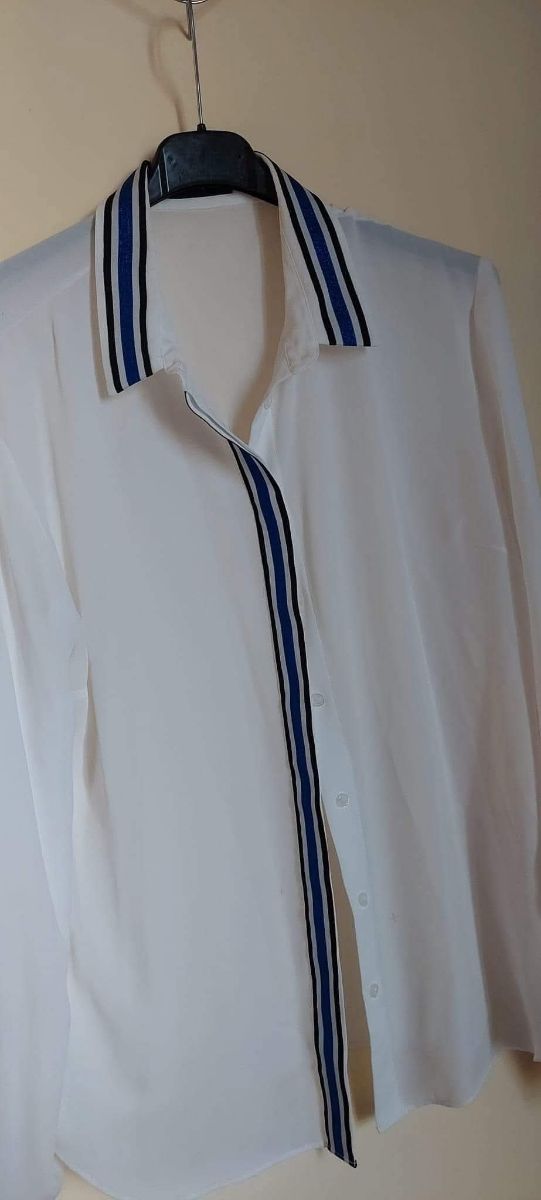 Camicia bianca e blu a righe