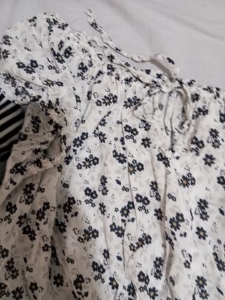 Vestido blanco con flores azules