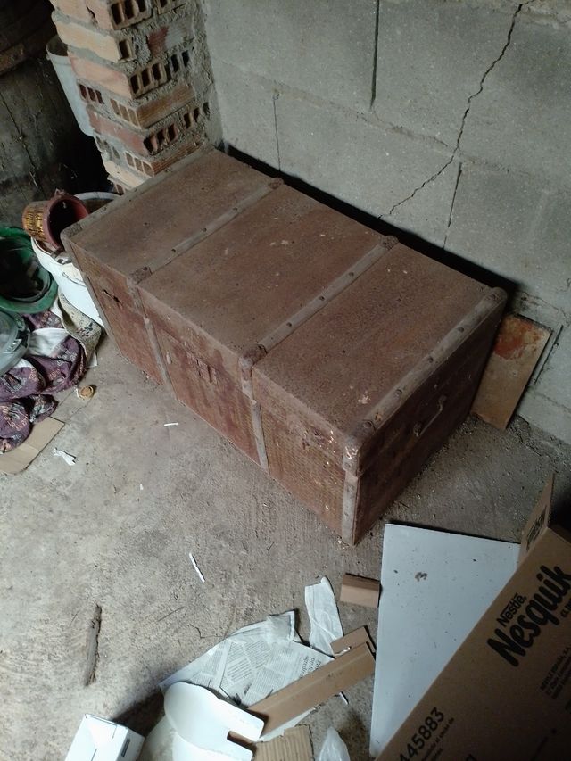Baúl antiguo de madera y metal