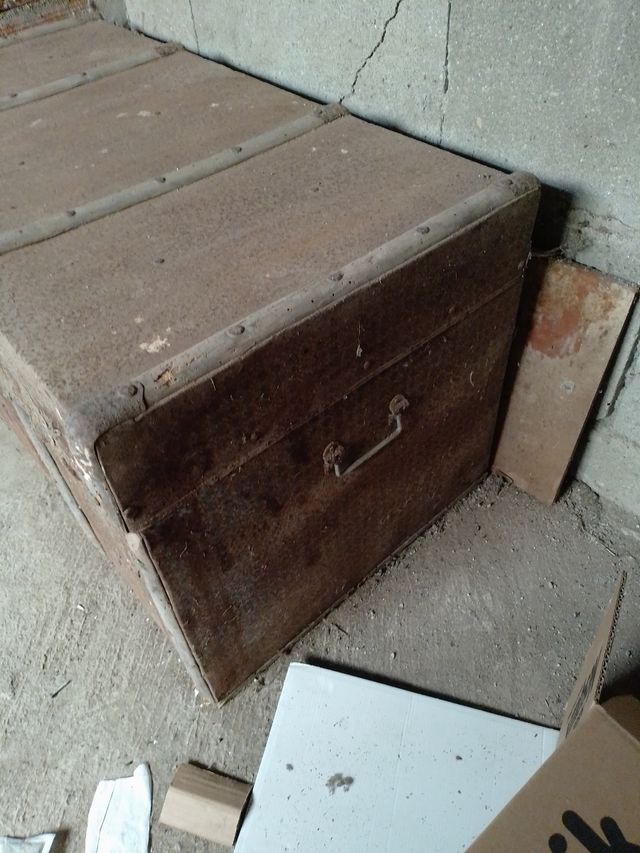 Baúl antiguo de madera y metal