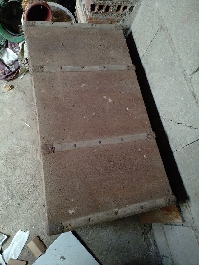 Baúl antiguo de madera y metal
