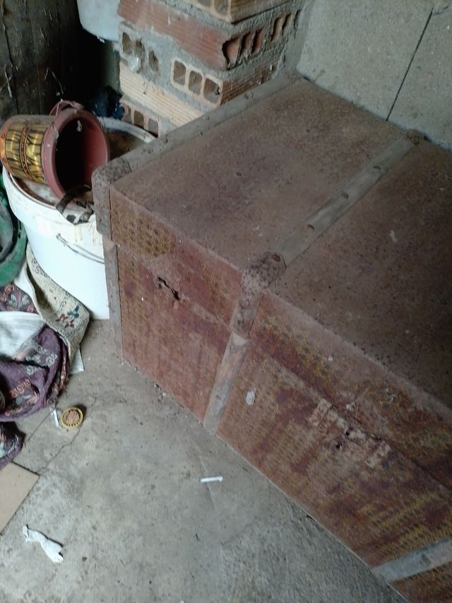 Baúl antiguo de madera y metal