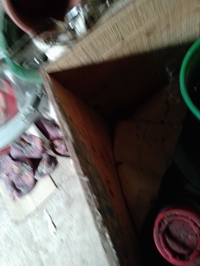 Baúl antiguo de madera y metal