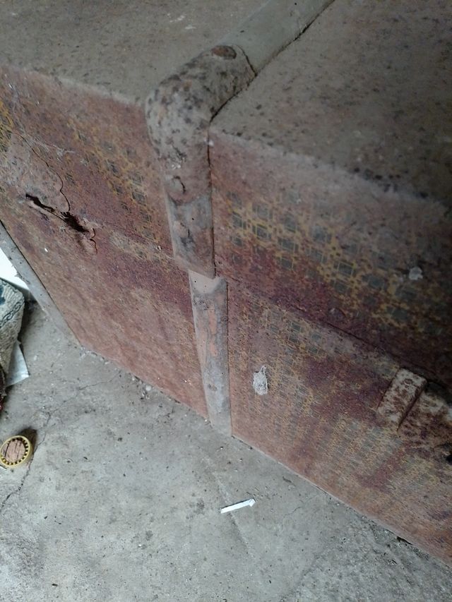 Baúl antiguo de madera y metal