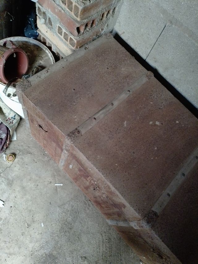 Baúl antiguo de madera y metal