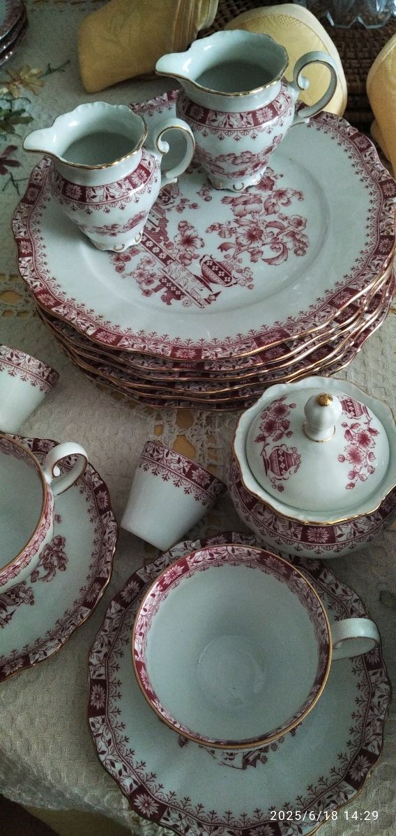 Louça Babaria em porcelana vermelha