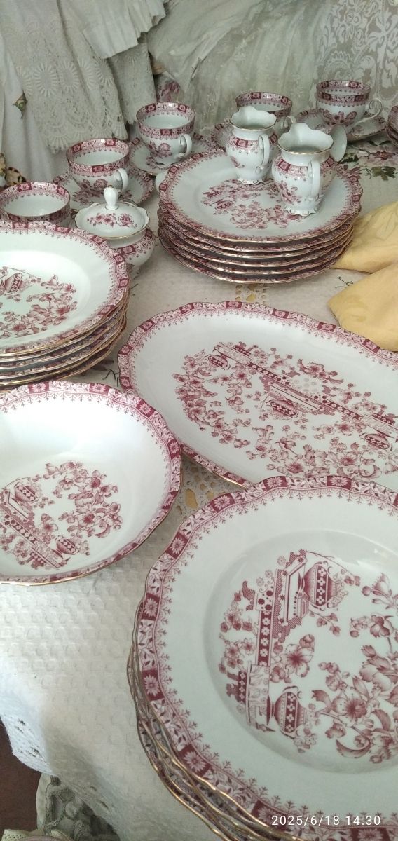 Louça Babaria em porcelana vermelha