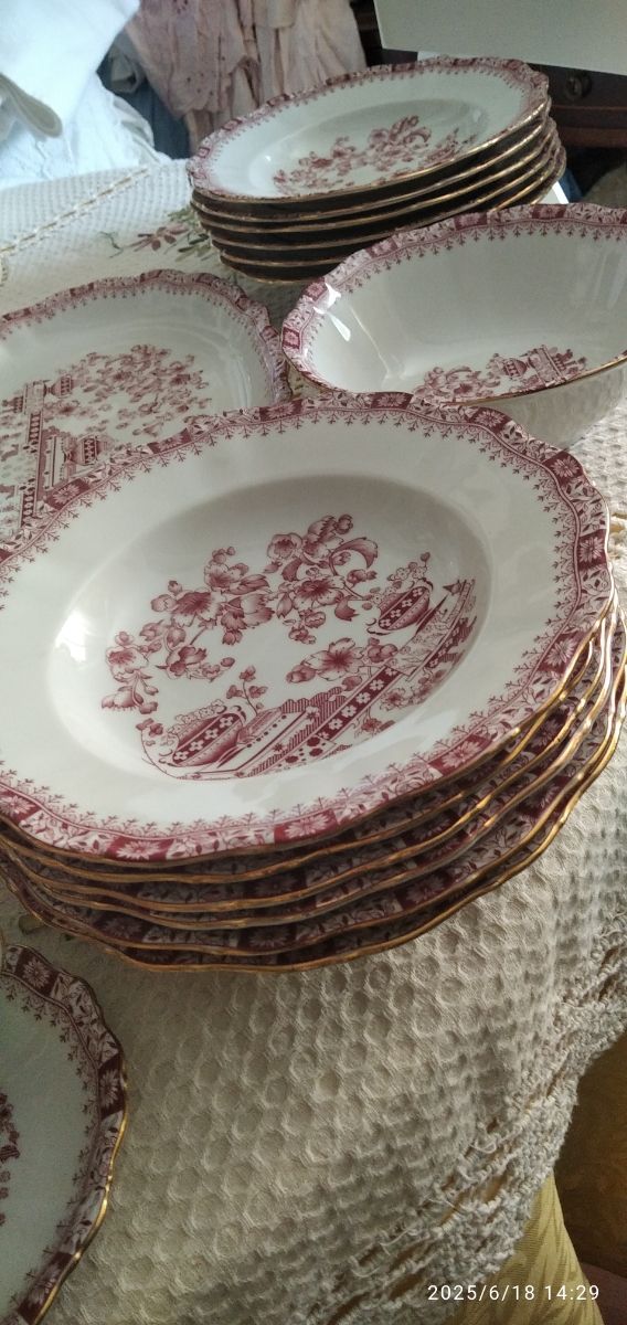 Louça Babaria em porcelana vermelha