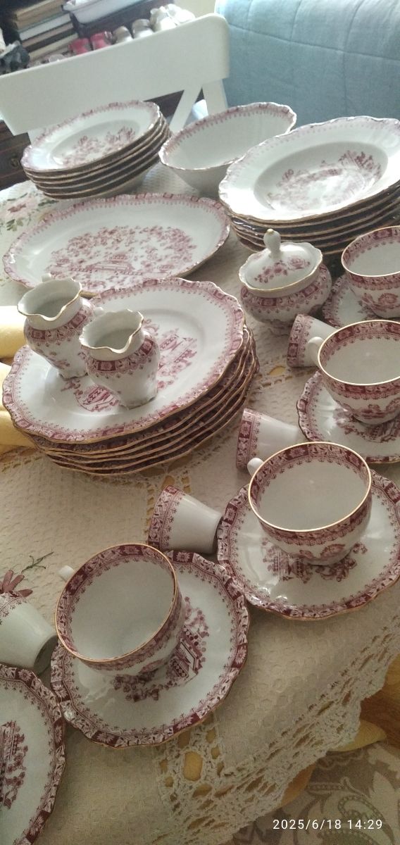 Louça Babaria em porcelana vermelha