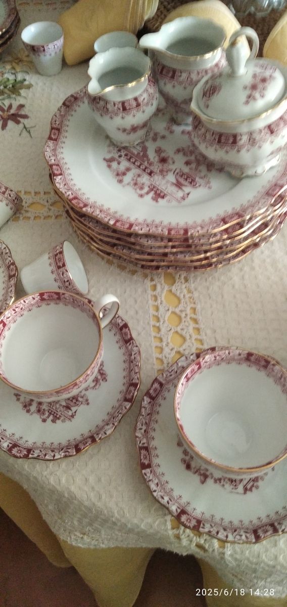 Louça Babaria em porcelana vermelha