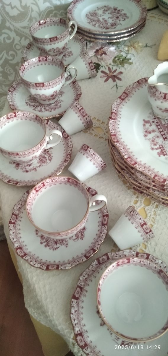 Louça Babaria em porcelana vermelha