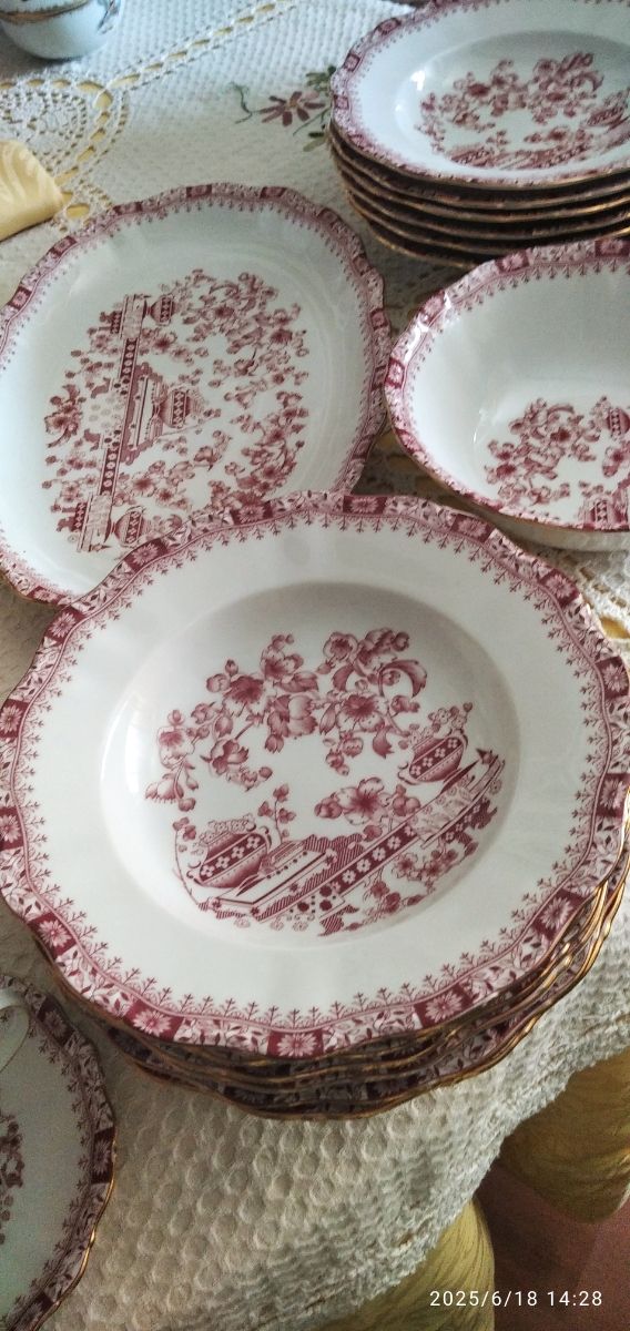 Louça Babaria em porcelana vermelha