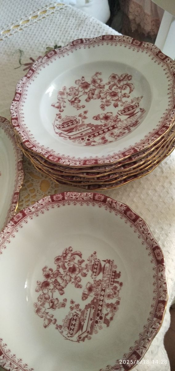 Louça Babaria em porcelana vermelha