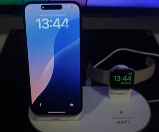 Base carga, con cargador Apple Watch original.