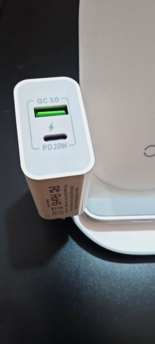 Base carga, con cargador Apple Watch original.