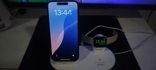 Base carga, con cargador Apple Watch original.