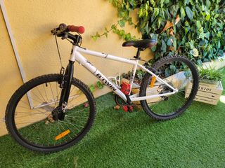 Bicicleta B'Twin 24" blanca