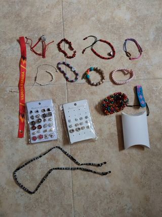 Pulseras y pendientes multicolor