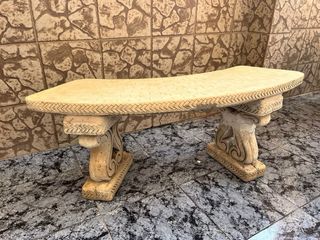 Mesa y 2 bancos de piedra beige
