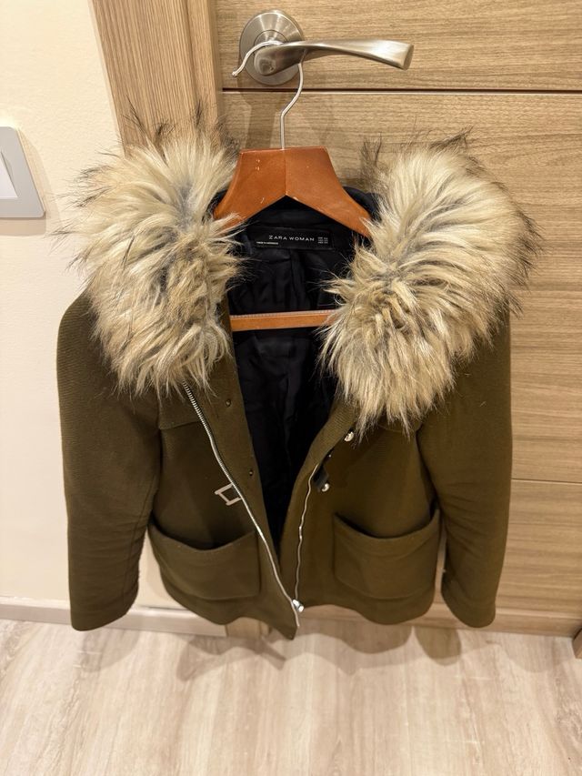 Abrigo paño verde militar con capucha