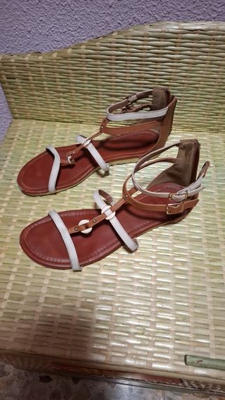 Sandalias planas marrones y blancas 38