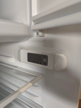 Nevera pequeña con congelador marca IKEA