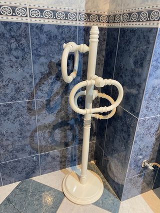 Perchero de madera blanco