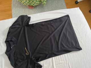 Camiseta Nike negra y dorada