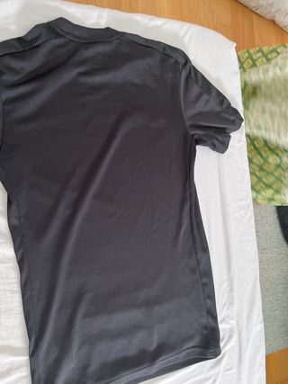 Camiseta Nike negra y dorada