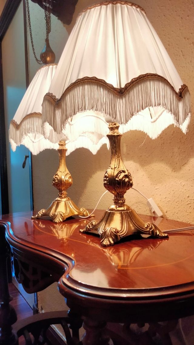 Preziose antiche lampade da tavolo in bronzo