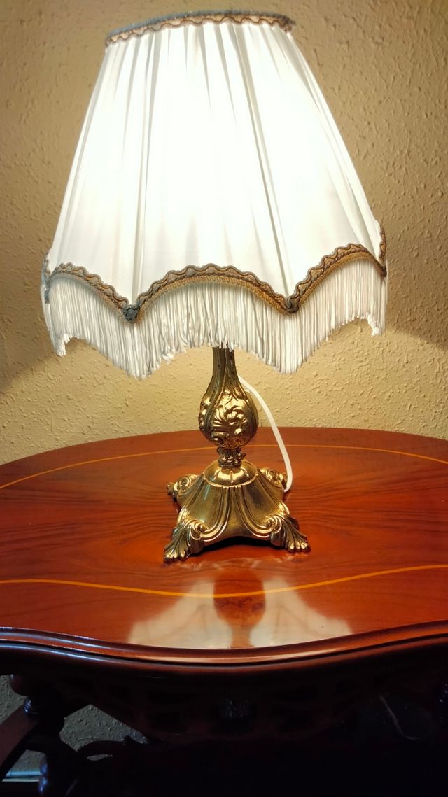 Preziose antiche lampade da tavolo in bronzo