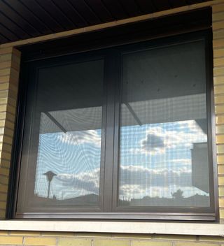 Ventana aluminio oscura 1.60 por 1.37 medida inter