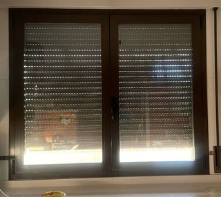 Ventana aluminio oscura 1.60 por 1.37 medida inter