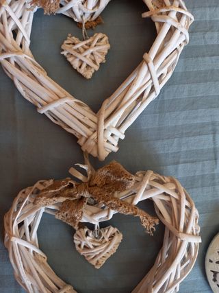 Cuore decorativo beige in vimini 
