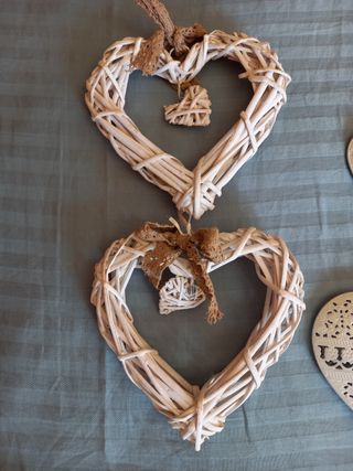 Cuore decorativo beige in vimini 