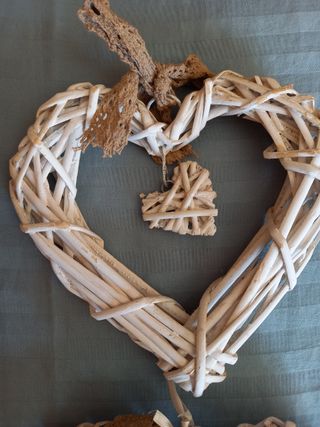Cuore decorativo beige in vimini 